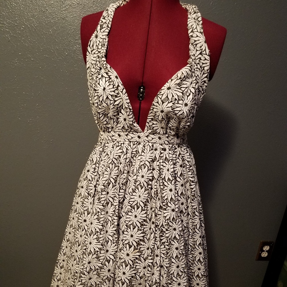 Retro 1950s sexy floral plunge halter dress